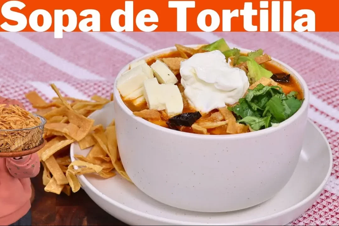 Sopa de Tortilla con Pollo - Receta Mexicana.